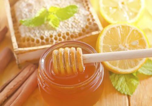 Cách làm se khít vùng kín bằng mật ong với chanh tươi hiệu quả
